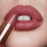 رژلب مینی شارلوت تیلبری جدا شده از پک رنگ Pillow Talk medium - Image 3